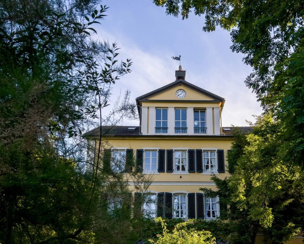 ein Gebäude, umgeben von Bäumen