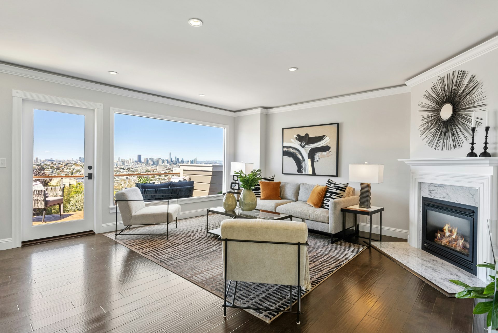 weißes Sofa in der Nähe des Glasfensters