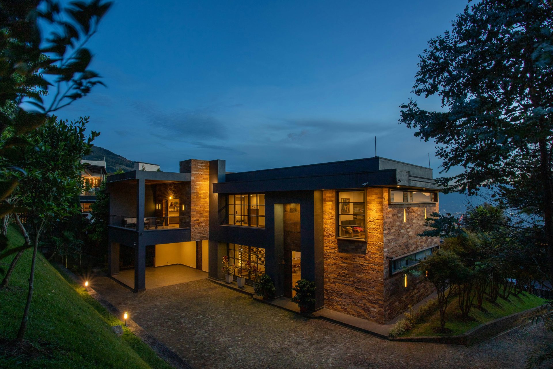 ein Haus mit vielen Fenstern, die nachts beleuchtet sind